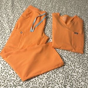 Women's Shaka Orange Catarina - One-Pocket
Scrub Top L - with MP pant’s set